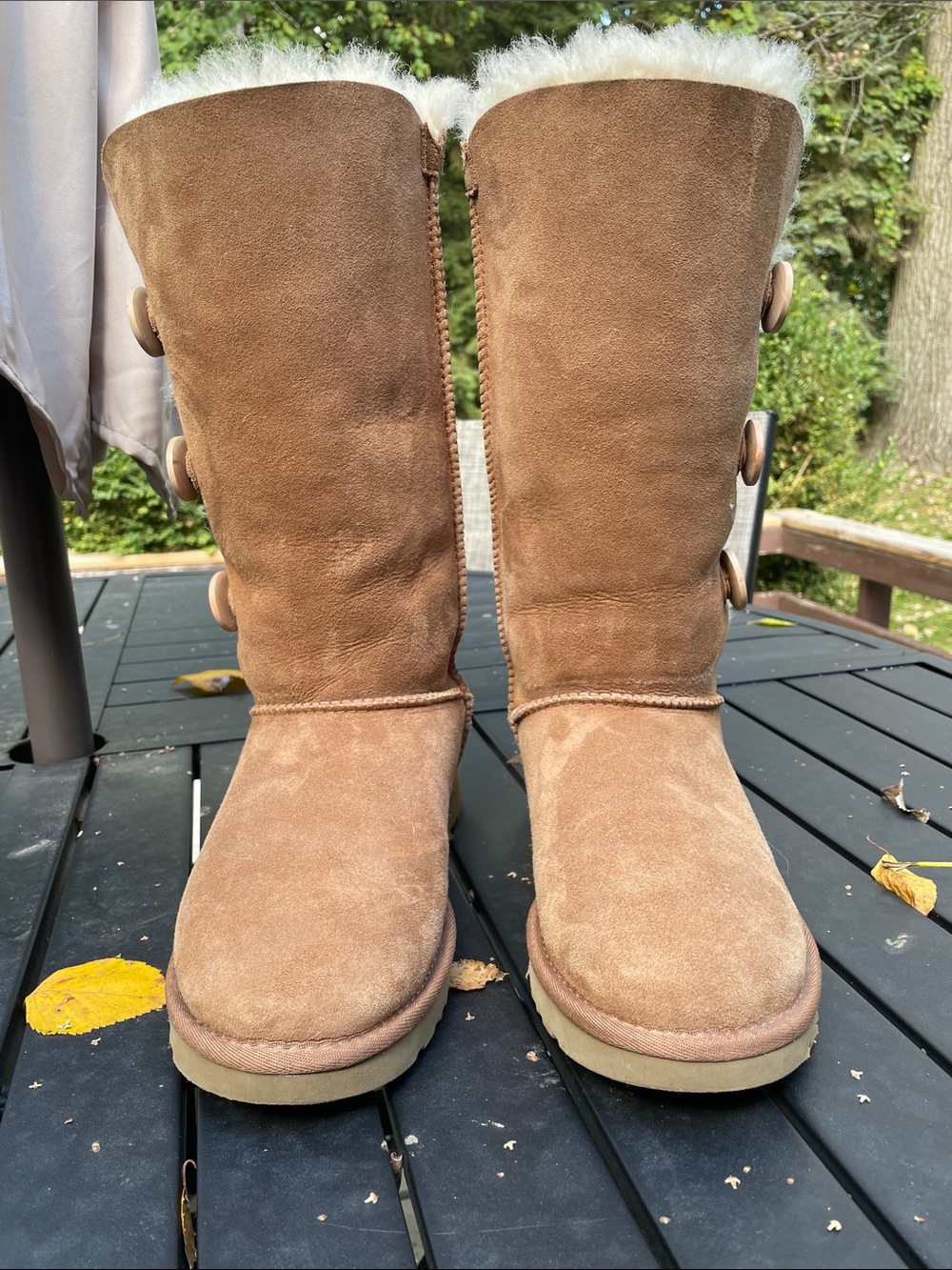 UGG BAILEY BUTTON Tall Chestnut size 8